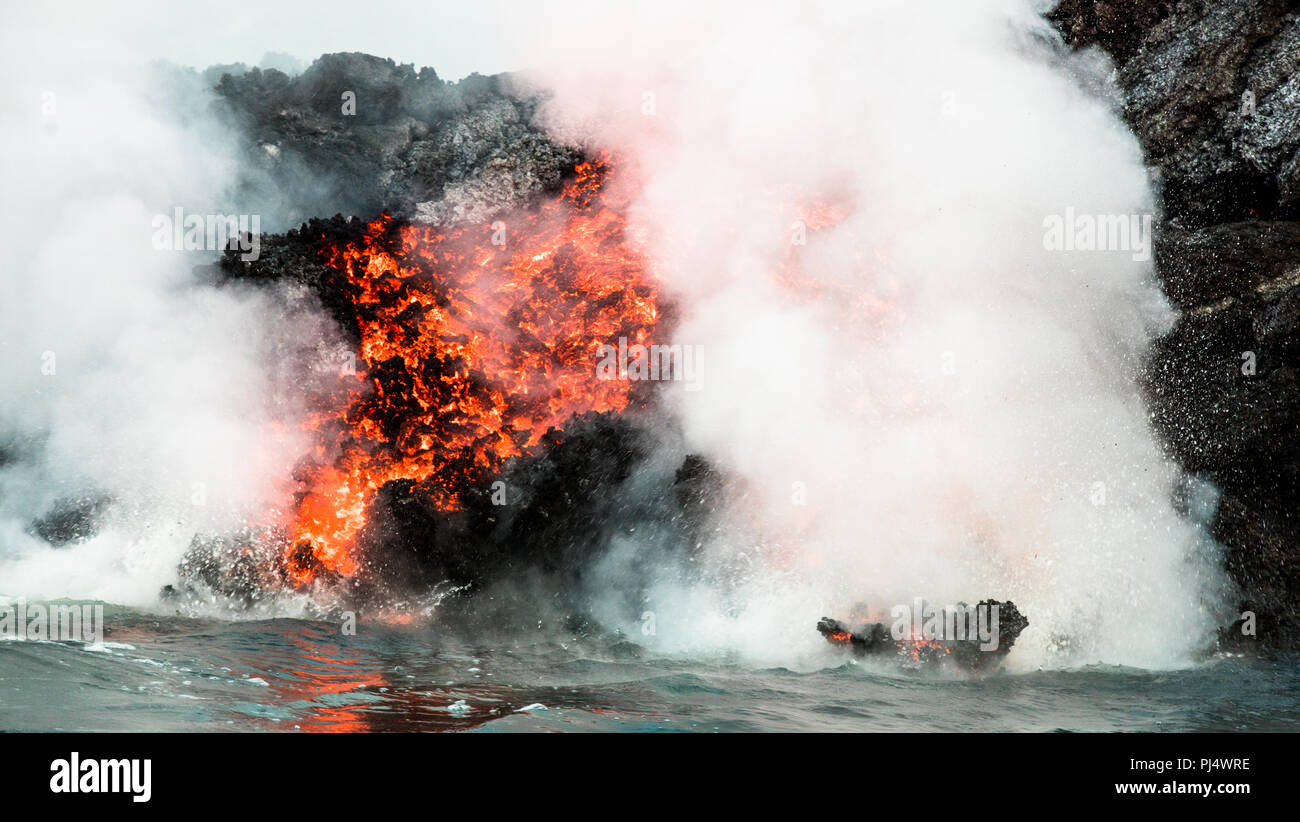 Lava fließt ins Meer in der Nähe von Punta Moreno von der Juli Eruption 2018 Der cerra Negra auf die Insel Isabela, Galapagos, Ecuador Stockfoto