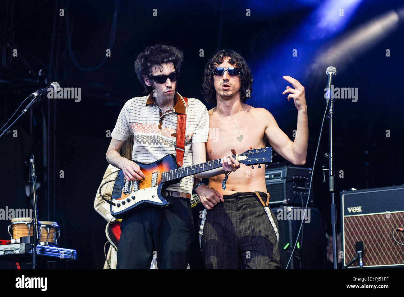 Lias Saoudi Die fetten Weißen Familie live auf der Bühne am Holz 2018 Ende der Straße Festival in Larmer Tree Gardens in Dorset. Foto Datum: Stockfoto