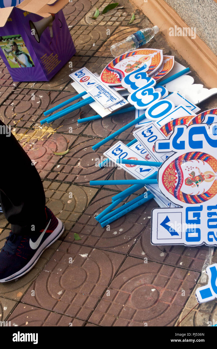 Kambodschanische Volkspartei (CPP) politische Kampagne Utensilien auf einem Bürgersteig bei einer Wahlkampfveranstaltung in Kampong Cham, Kambodscha liegt. Stockfoto