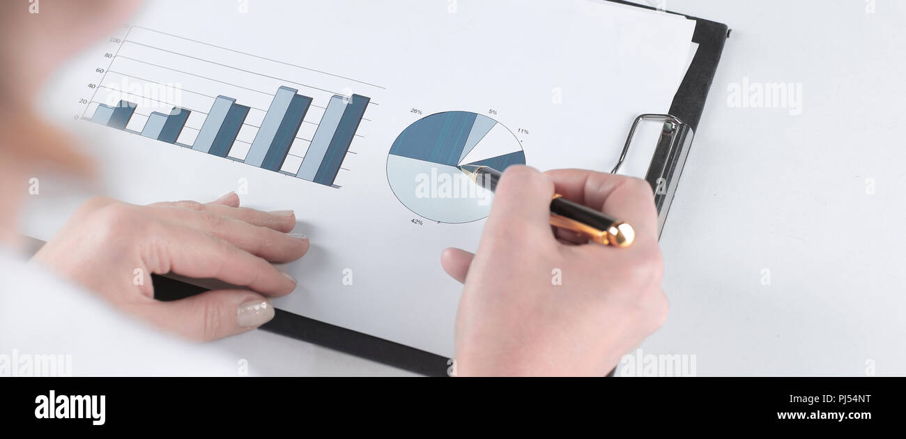 Closeup. Business woman Analyse marketing Grafik. Stockfoto