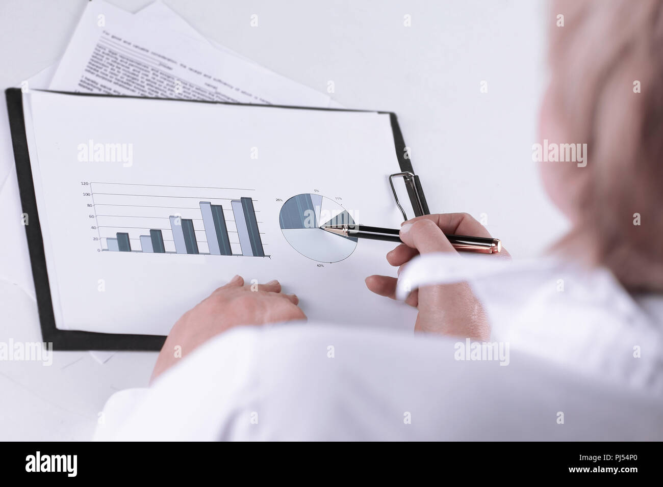 Closeup. Business woman Analyse marketing Grafik. Stockfoto