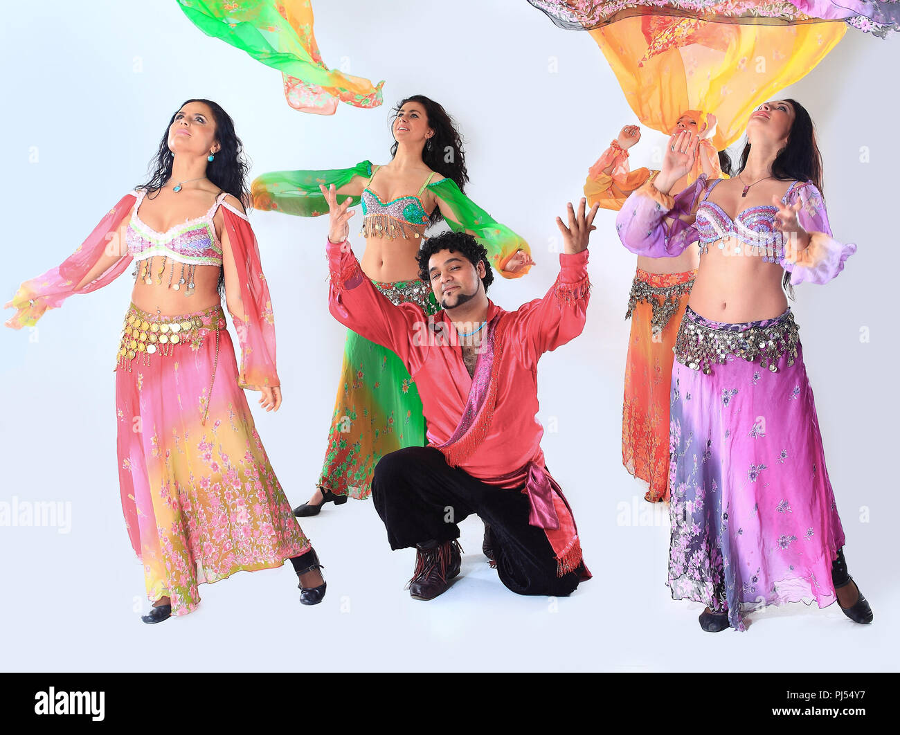 Professionelle Tanzgruppe der Zigeuner, die in traditioneller Kleidung führt Volkstanz Stockfoto