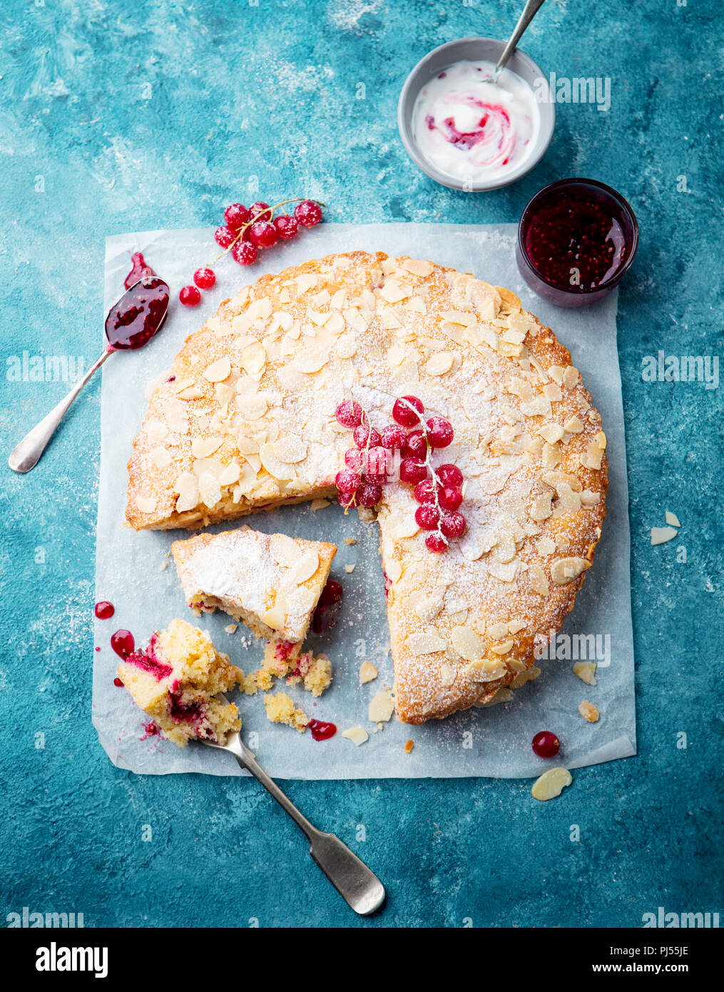 Mandel- und Himbeere Kuchen, Bakewell tart. Traditionelle britische Gebäck. Blauen Hintergrund. Ansicht von oben. Stockfoto