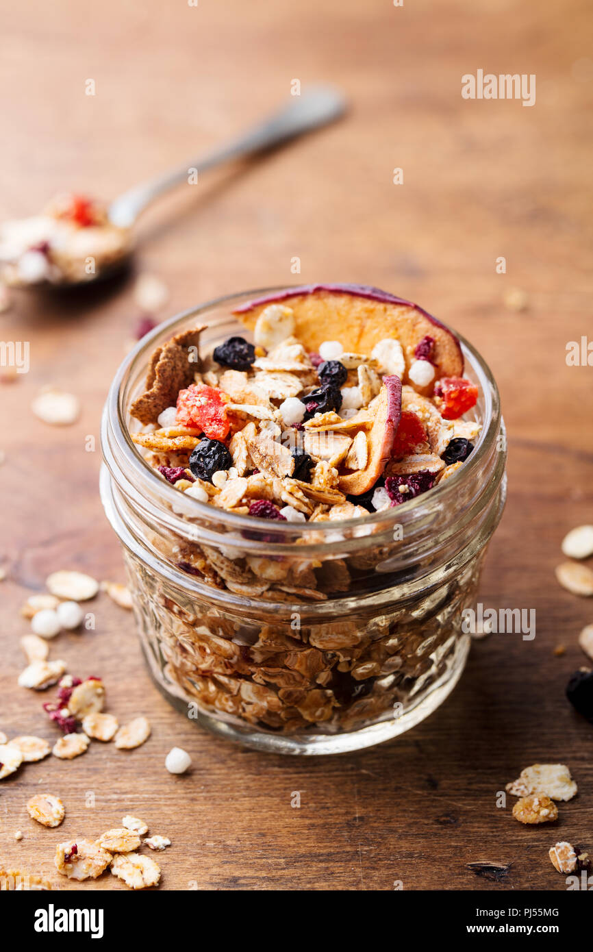 Müsli, Müsli in Glas. Gesundes Frühstück. Bio Hafer mit äpfeln, Beeren, Nüsse. Platz kopieren Stockfoto