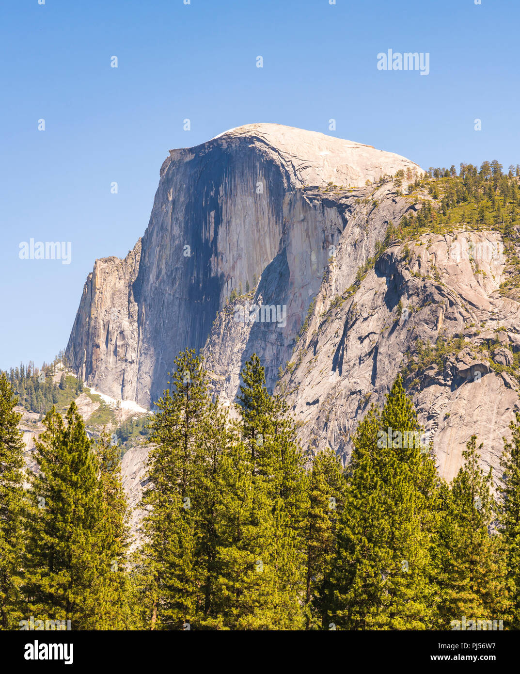 Half Dome an an einem sonnigen Tag, Yosemite Nationalpark, Kalifornien, USA. Stockfoto