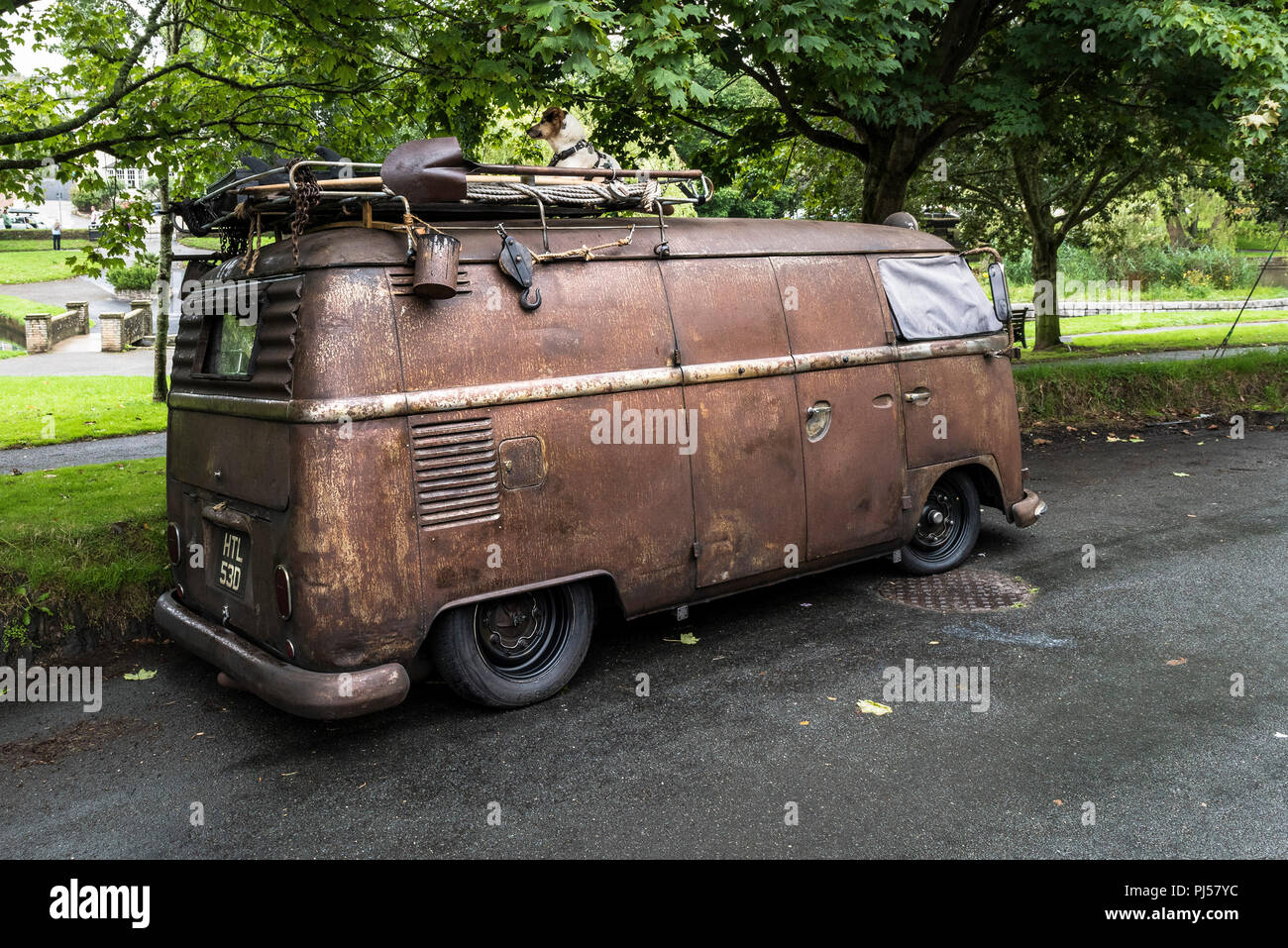 Ein Volkswagen Wohnmobil im Rattenlook, der am Straßenrand von Newquay in Cornwall geparkt ist. Stockfoto