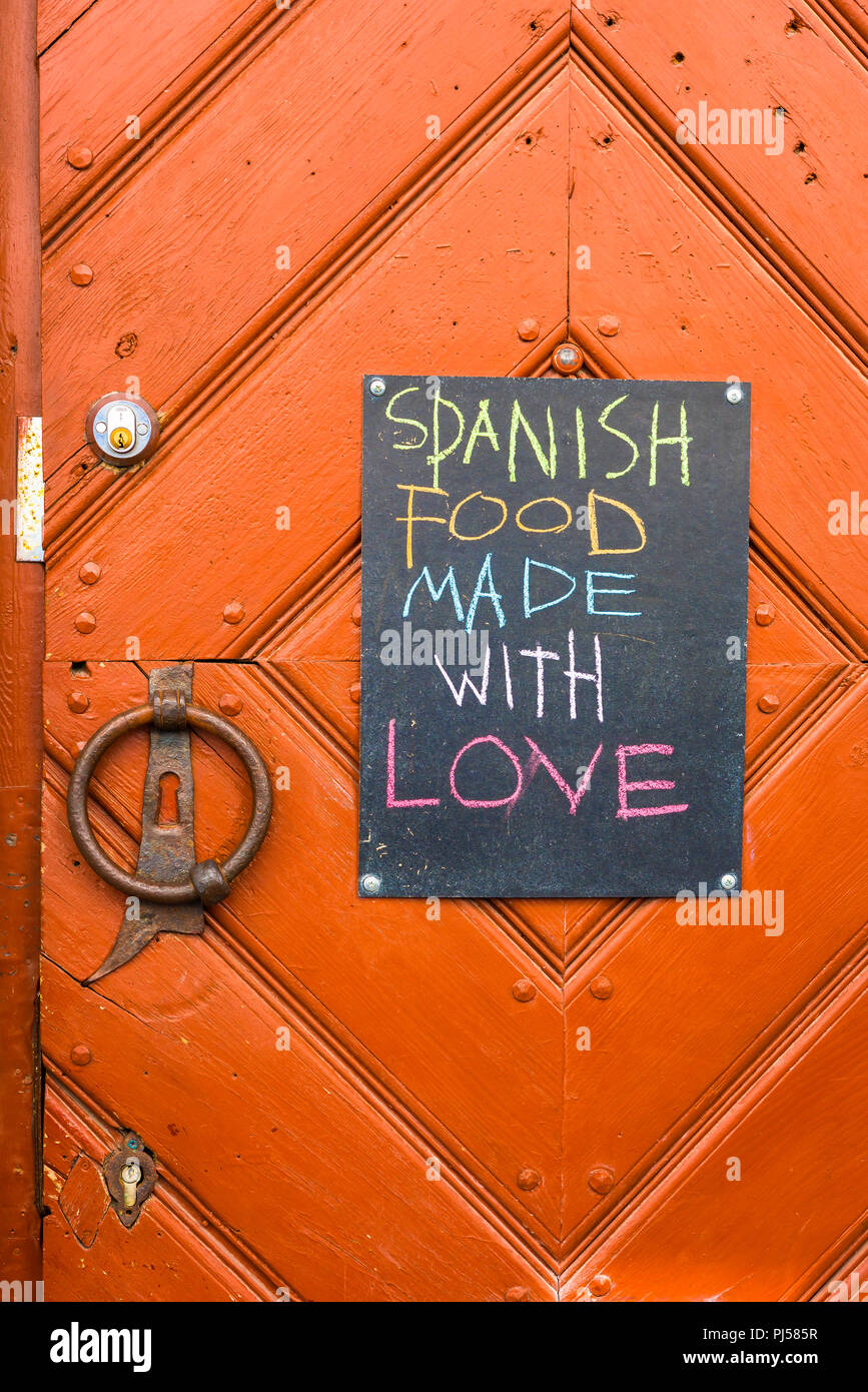 Spanisches Essen, Blick auf ein Schild, das an die farbenfrohe Tür eines spanischen Restaurants in der Altstadt von Tallinn, Estland, geheftet ist. Stockfoto
