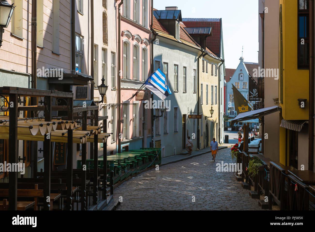 Die Straße von Tallinn mit Blick auf die Straße Dunkri in der Nähe des Rathausplatzes im historischen mittelalterlichen Altstadtviertel (Vanalinn) in Tallinn, Estland. Stockfoto