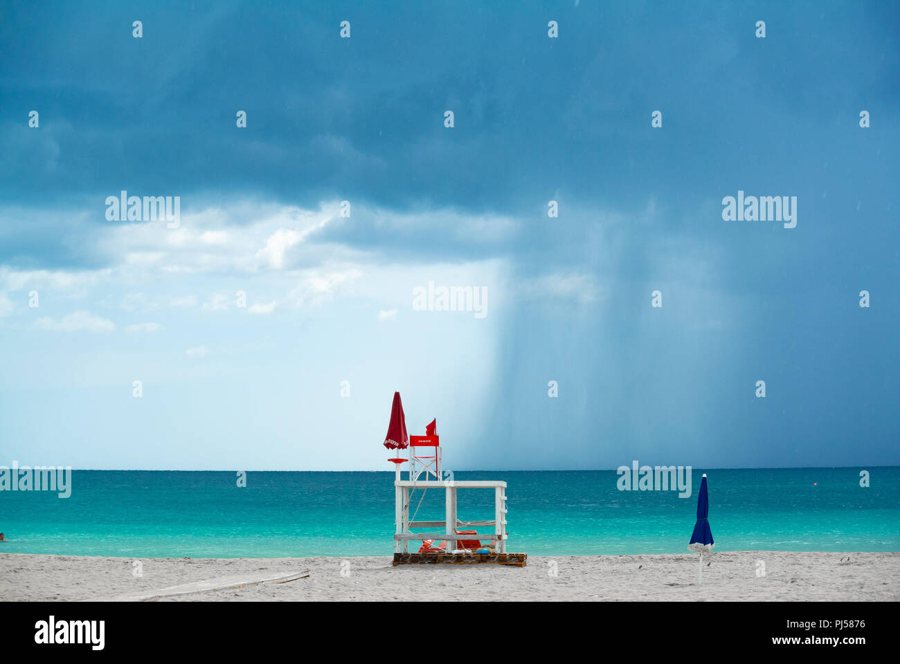 Panoramablick auf Lido Marini Strand mit Wolken und Regen, Lecce, Italien Stockfoto