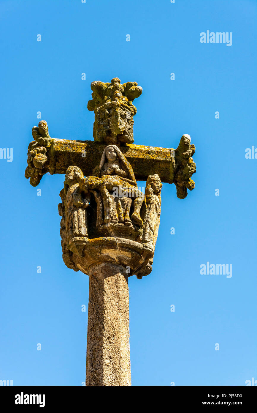 In der Nähe - uo der mittelalterlichen Kreuz von Arlempdes Kirche, Haute-Loire, Auvergne Rhône-Alpes, Frankreich Stockfoto