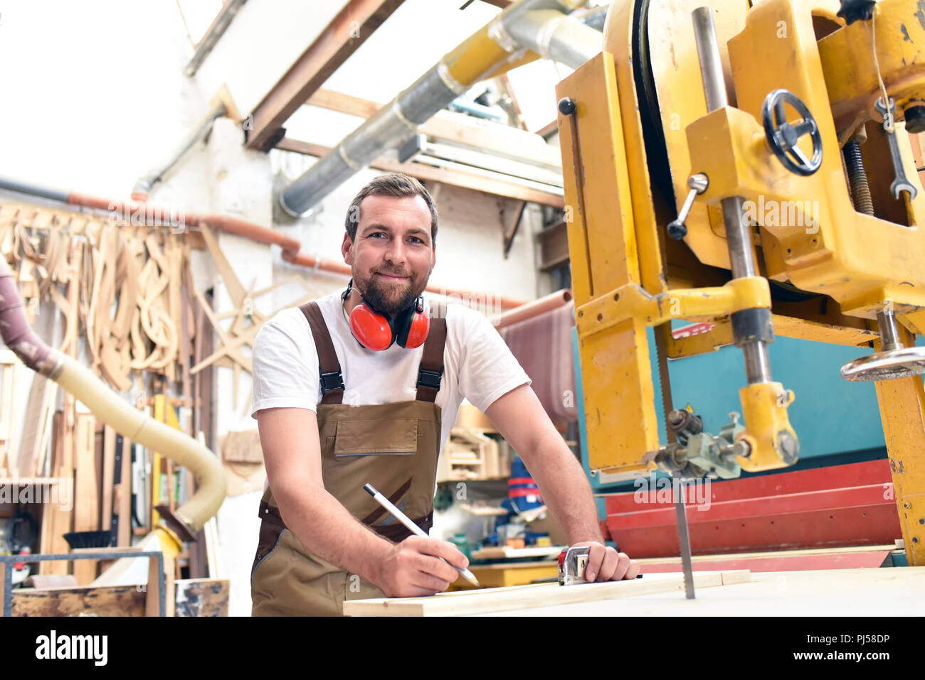 Porträt eines Arbeitnehmers in einer Tischlerei am Arbeitsplatz - Holzbearbeitung Stockfoto
