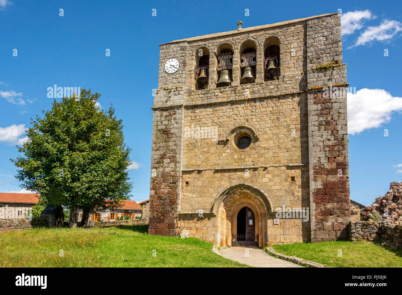 Kirche von Saint Paul de Tartas Dorf und seine Glocke - Giebel, Haute Loire, Auvergne Rhône-Alpes, Frankreich, Europa Stockfoto