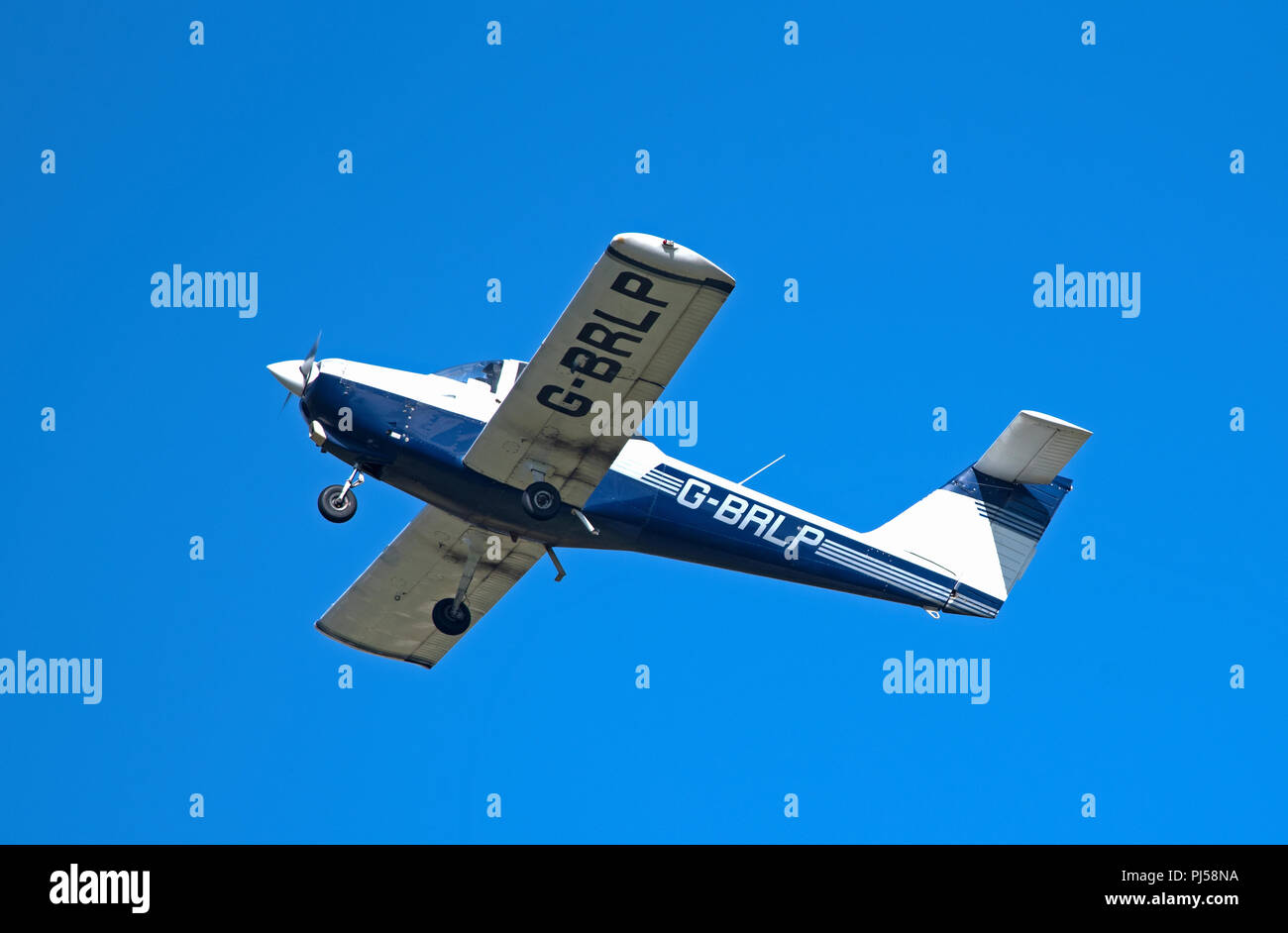 Ein tomahawk PA 38-112 auf einem fliegenden Lektion üben Note und geht Stromkreise am Flughafen Inverness im Norden Schottlands. Stockfoto