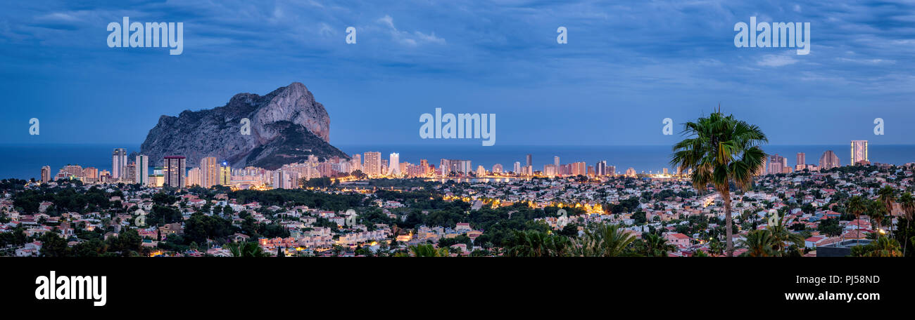 Die Erfassung der wunderschönen Skyline von Calpe, Spanien Schuss an der blauen Stunde mit Penyal d'Ifac, die sich aus dem Mittelmeer. Stockfoto