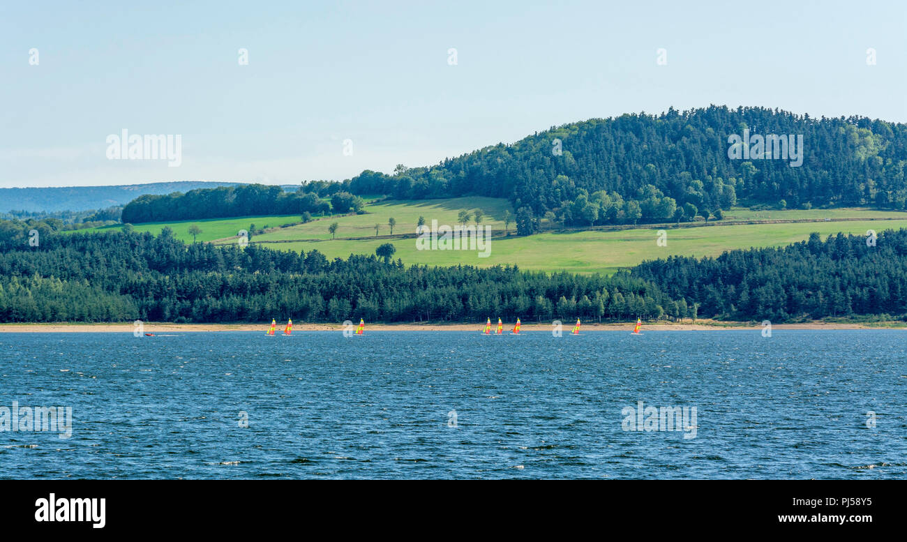 Langogne, kleine Yachten der Segelschule auf dem See von Naussac, Lozère, Royal, Frankreich, Europa Stockfoto