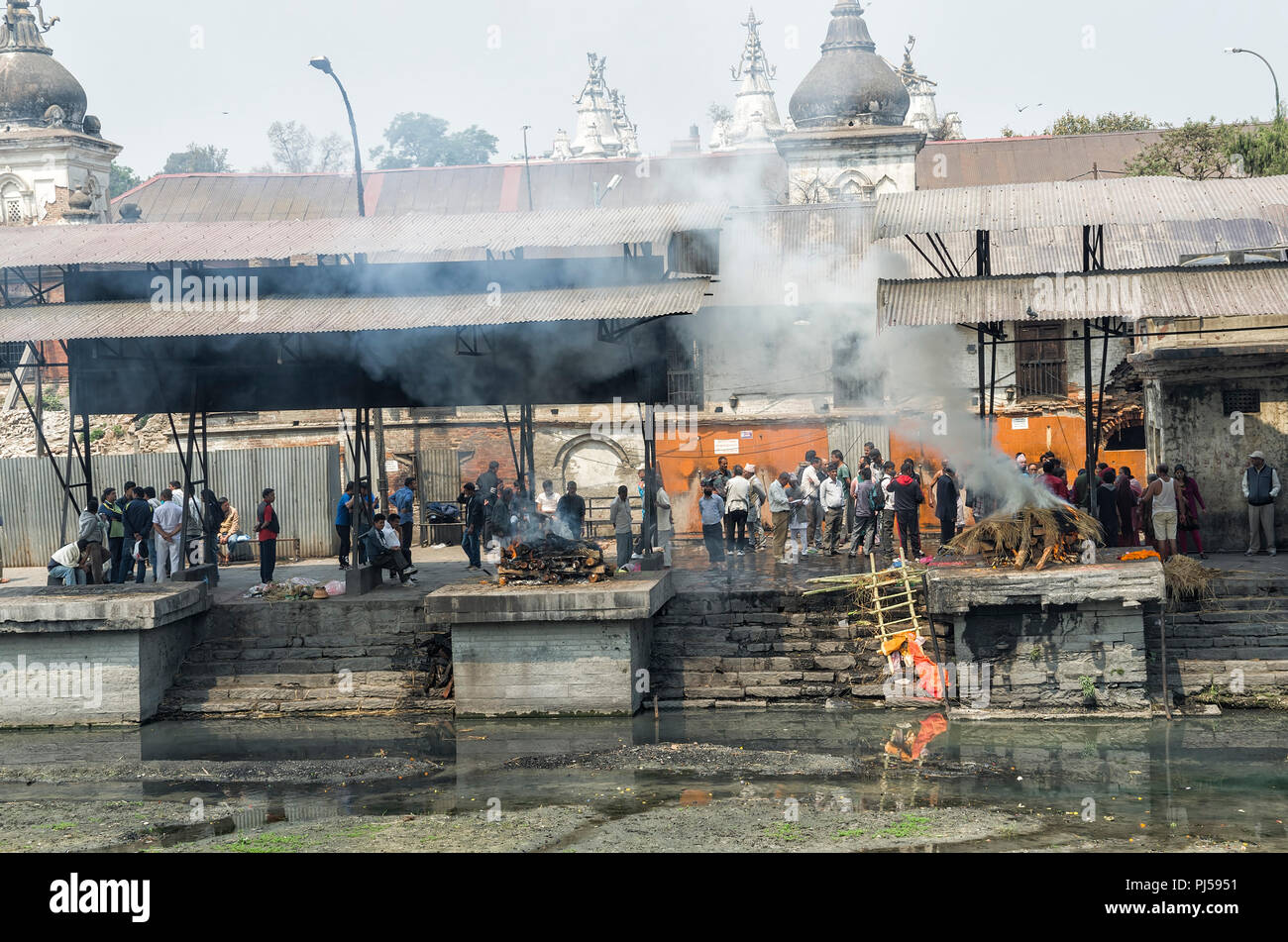 Kathmandu, Nepal - April 15, 2016: Die feuerbestattung Zeremonie entlang des heiligen Flusses Bagmati in Bhasmeshvar Ghat an Pashupatinath Tempel in Kathmandu. - Die Stockfoto