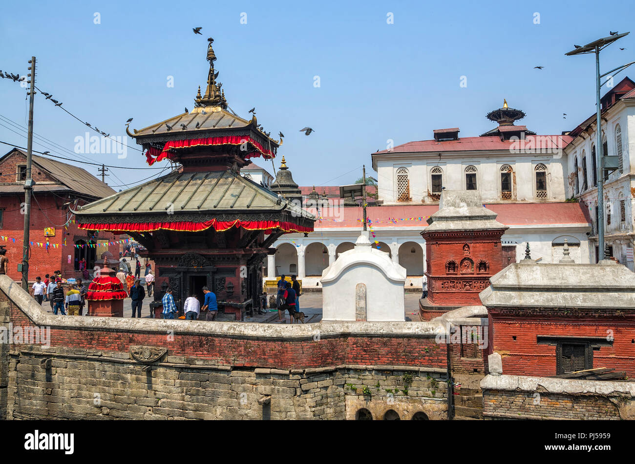 Kathmandu, Nepal - April 15, 2016: Pashupatinath dient als Sitz der nationalen Gottheit, Herrn Pashupatinath. Es ist auch der Ort der Einäscherung cerem Stockfoto