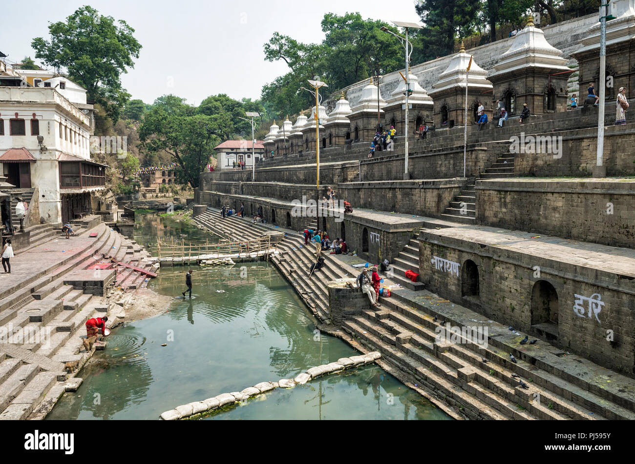 Kathmandu, Nepal - April 15, 2016: Pashupatinath dient als Sitz der nationalen Gottheit, Herrn Pashupatinath. Es ist auch der Ort der Einäscherung cerem Stockfoto