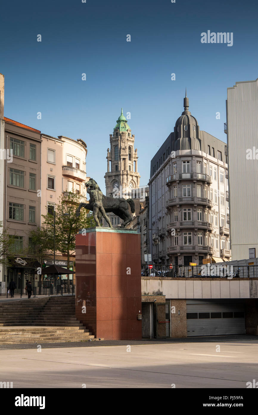 Portugal, Porto Praça de Dom João 1, reiterstatue mit Turm des Rathauses Câmara Municipal do Porto Stockfoto