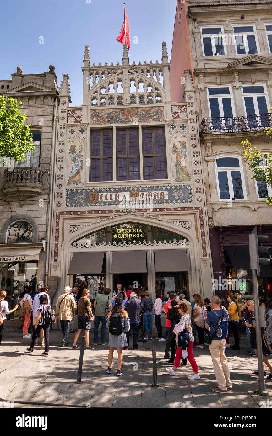 Portugal, Porto, in der Rua Santa Catarina, Majestic Café Belle Epoque Ära Cafés, Kunden an Tür Stockfoto