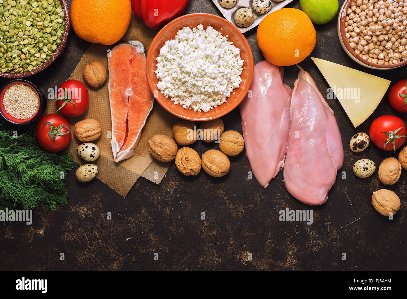 Hintergrund mit gesunden Lebensmitteln. Rote Fisch, Huhn, Gemüse, Obst, Getreide, Milchprodukte, Wachteleier. Ansicht von oben, kopieren. Stockfoto