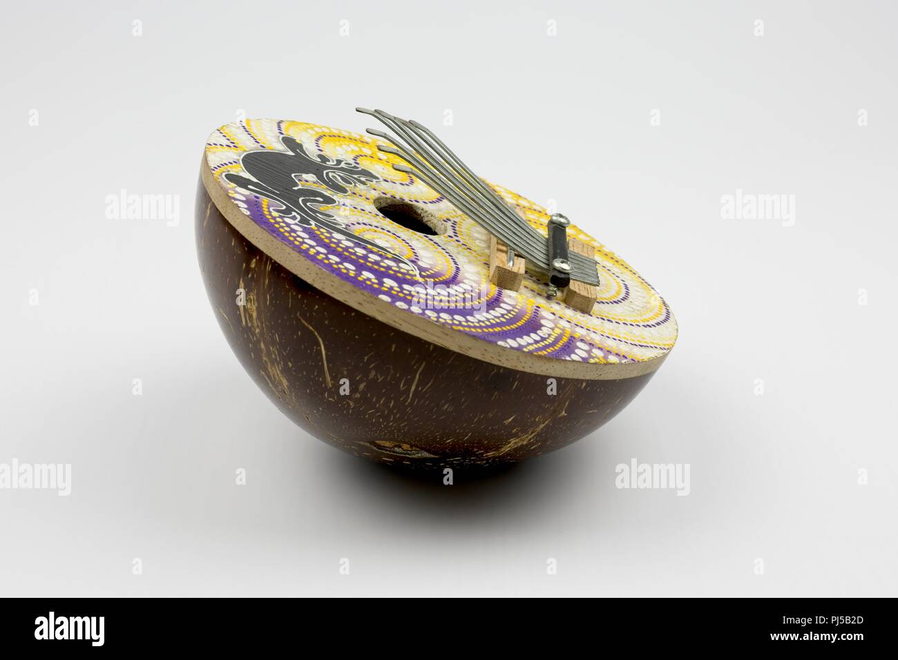 Daumenklavier oder karimba aus Kokosnussschalen hergestellt Stockfoto