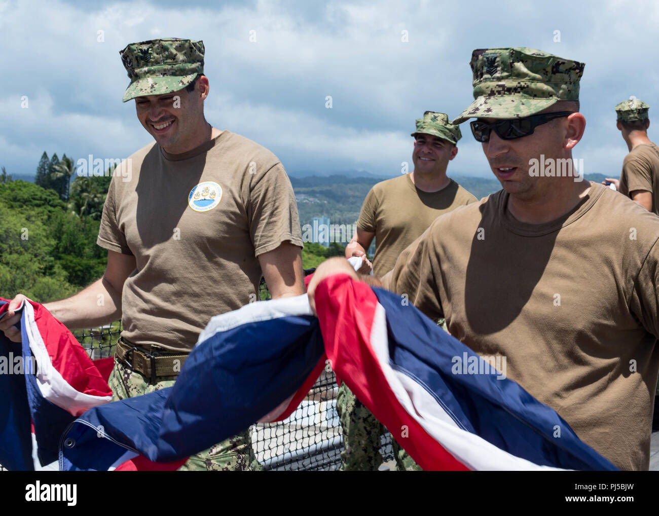 180829-N-ND 356-0049 Pearl Harbor (Aug. 29, 2018) USS Missouri Chief Petty Officer (CPO) Legacy Akademie Klasse 019 Mitglieder sammeln Bunting, die an den Schienen der USS Battleship Missouri Memorial während eines Service Projekt zu befestigen. Die CPO Legacy Academy ist ein 6-tägiger Kurs, in dem die Chief Petty officers und selectees an Bord der USS Battleship Missouri Memorial leben und in der Erhaltung Aktivitäten, Leadership Training, Szenarien reenact, dass an Bord der USS Missouri stattfand teil, und erfahren Sie mehr über die Geschichte und das Erbe der US Navy und CPO Gemeinschaft. Die CPO Legacy Akademie hat Stockfoto