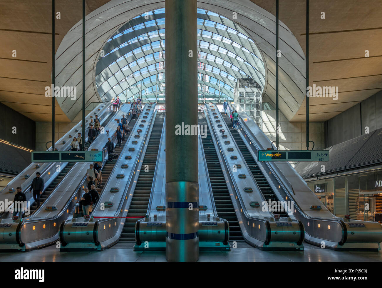 Rolltreppen hinunter zum U-Bahnhof Canary Wharf auf der Jubilee Line der Londoner U-Bahn. Eine monumentale brutalist Station entworfen von Norman Forster. Stockfoto