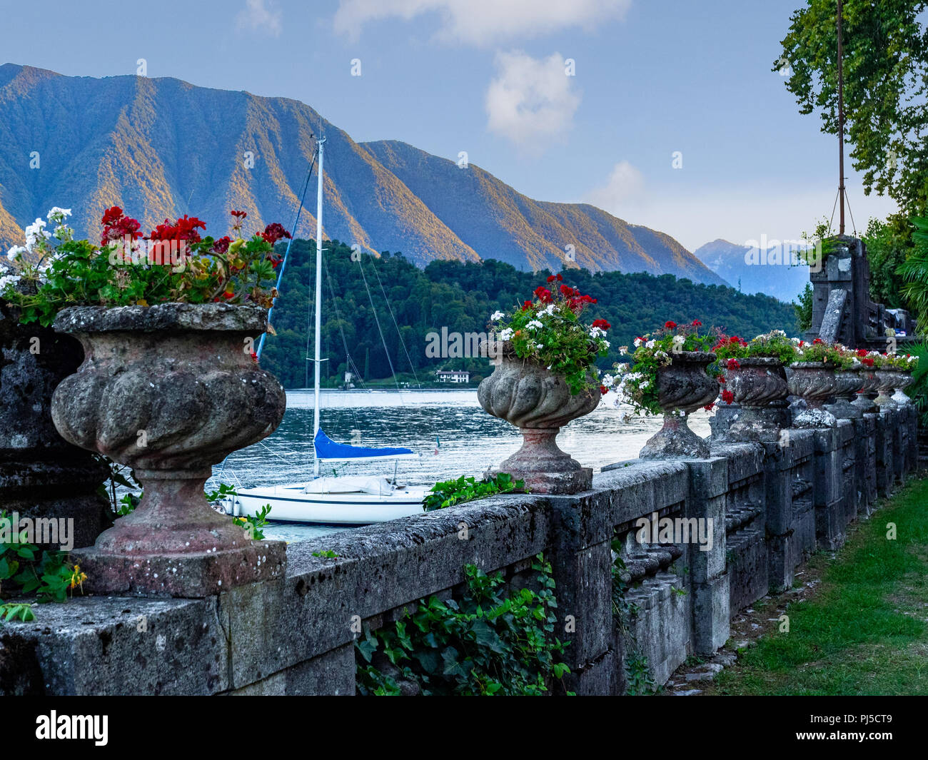 Herrliche Ausblicke auf die Berge und den See von einem blühenden terrace.Como See, Italien Stockfoto