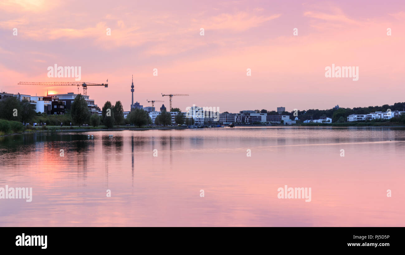 Sonnenuntergang bei Phoenix sehen, auch Phoenixsee oder Phoenix-See, einem beliebten städtischen See in der Horde, Dortmund, Nordrhein-Westfalen, Deutschland Stockfoto