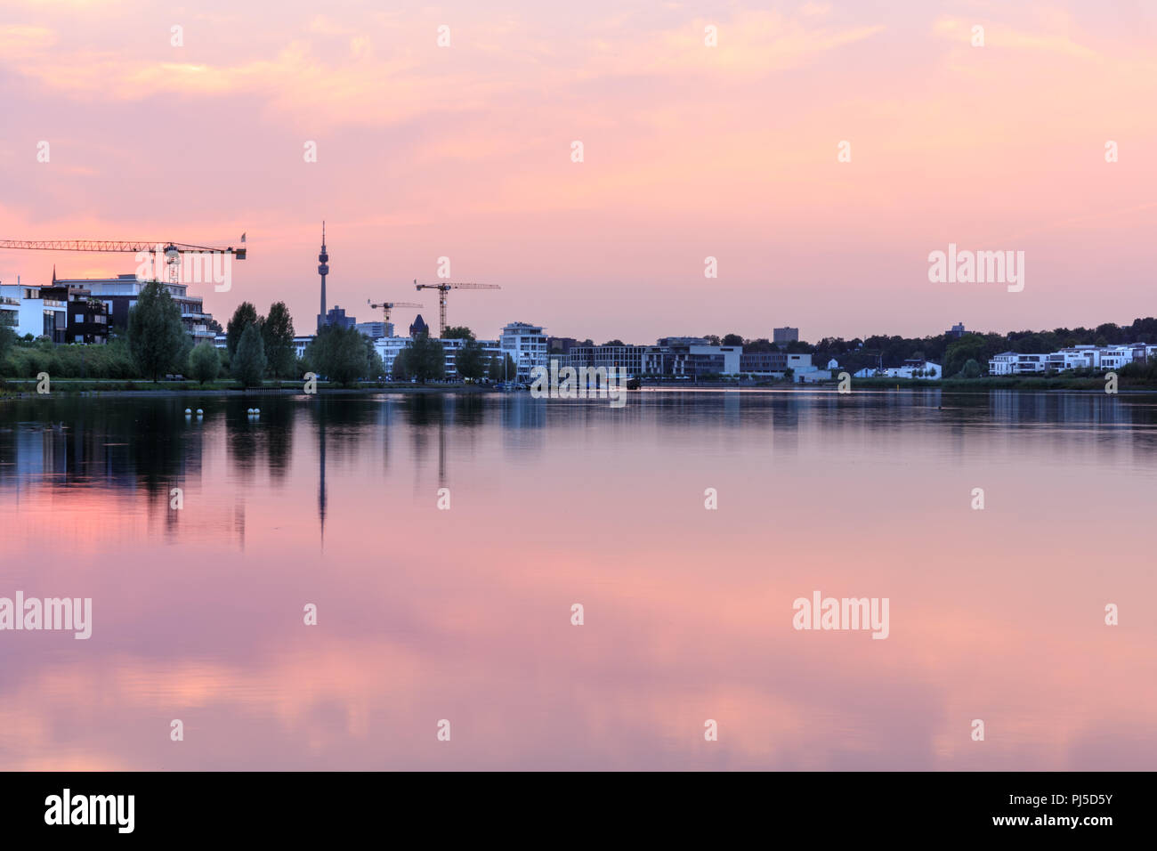 Sonnenuntergang bei Phoenix sehen, auch Phoenixsee oder Phoenix-See, einem beliebten städtischen See in der Horde, Dortmund, Nordrhein-Westfalen, Deutschland Stockfoto
