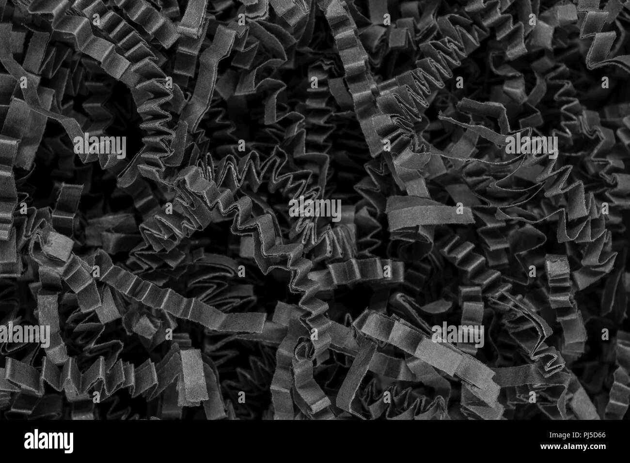Nahaufnahme der Bündel shredder Schwarz curly Karton Papier streifen Hintergrund Oberfläche Stockfoto