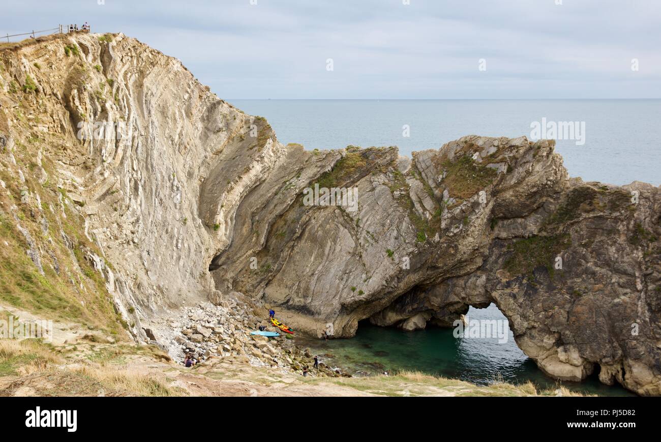 Lulworth Cove - Schichten von Sedimentgestein entlang der Jurassic Coast in Dorset, England, Großbritannien Stockfoto