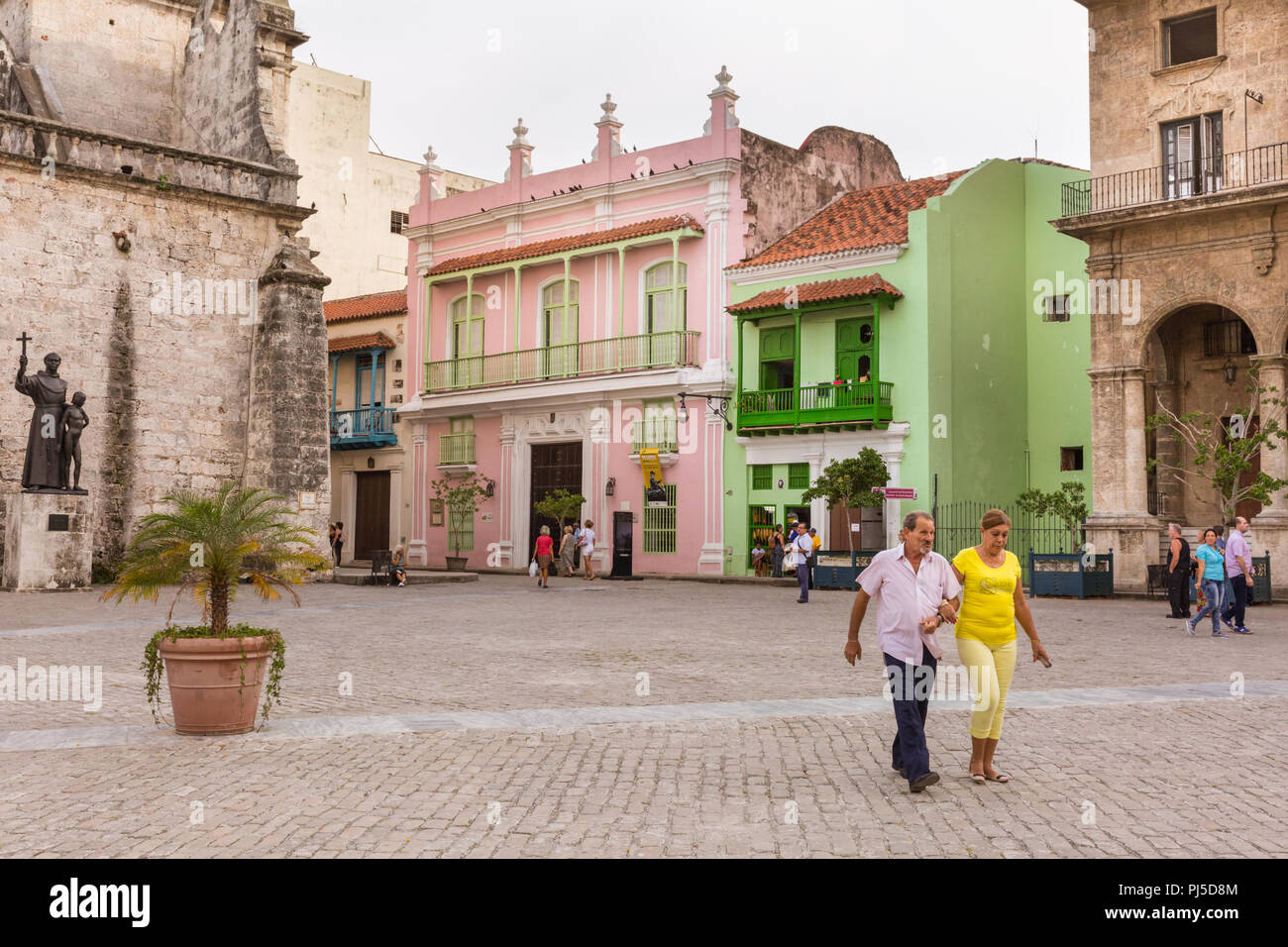 Die Menschen auf der Plaza de San Francisco de Asís, restaurierten historischen Gebäude und Geschäfte in der Altstadt von Havanna, Kuba Stockfoto