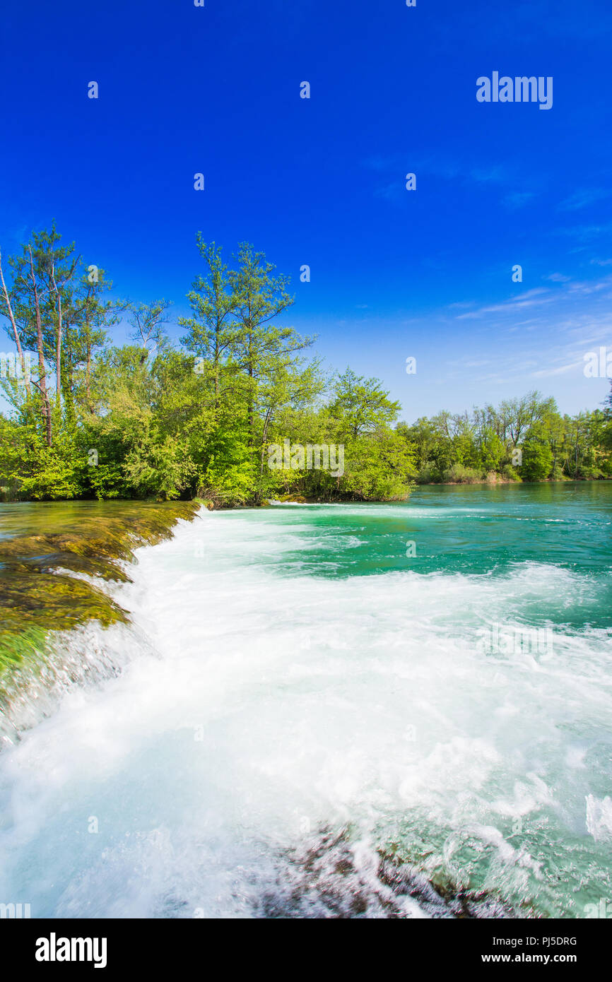 Wunderschöne Landschaft Landschaft und Wasserfall im Dorf Perna auf mreznica Fluss in Kroatien Stockfoto
