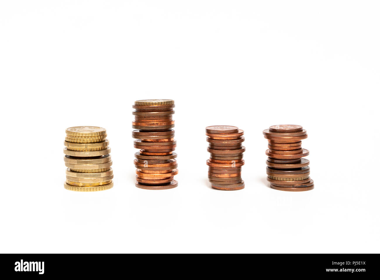 Einige gestapelt Euro-Münzen auf eine weiße Fläche Stockfoto