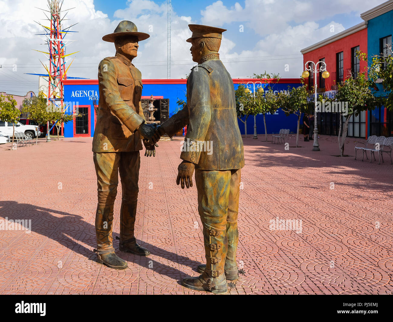 Puerto Palomas, Mexiko - November 4, 2016: Statue des Generals John Pershing und Pancho Villa die Hände schütteln. Stockfoto