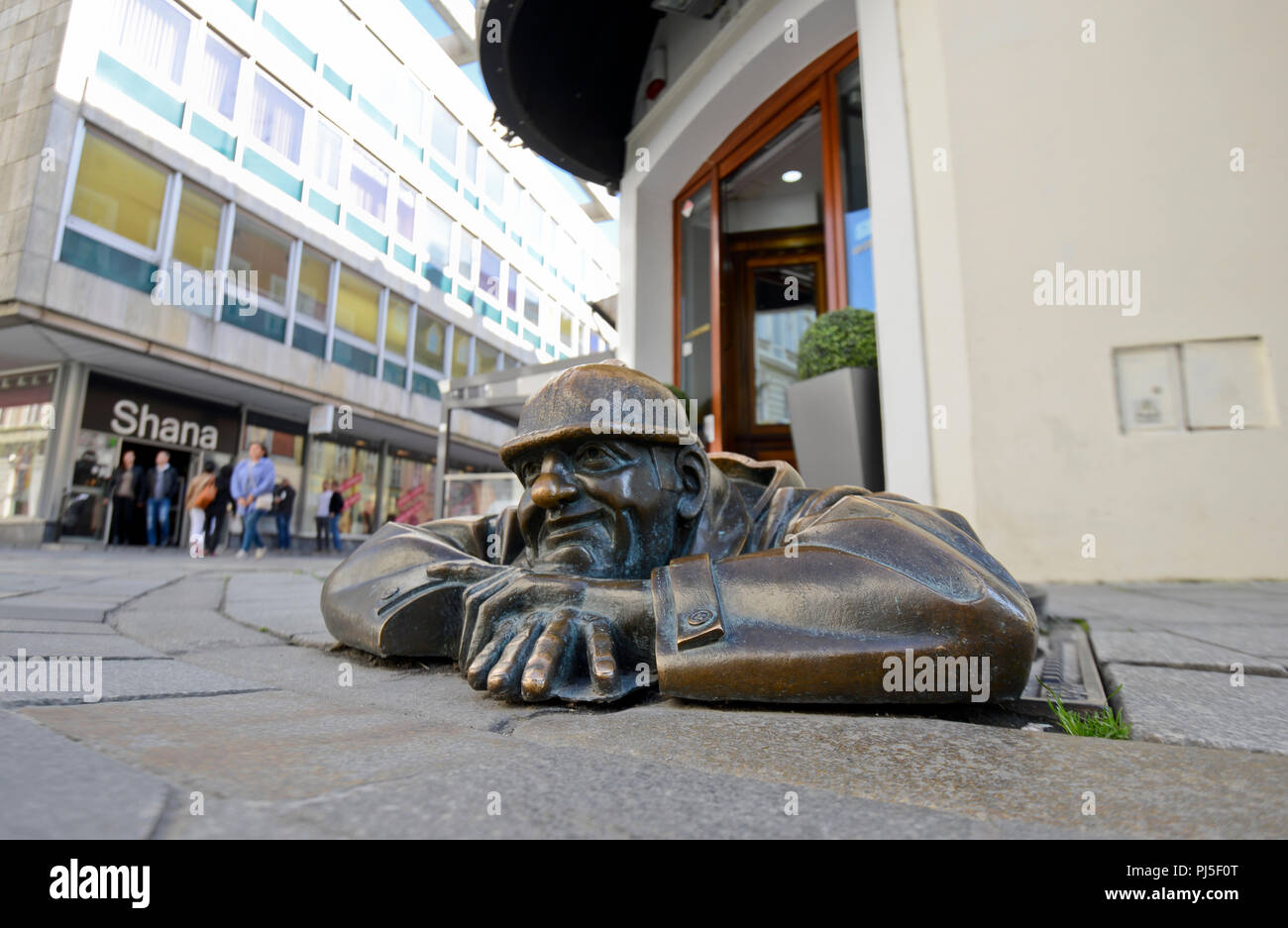Mann bei der Arbeit (Cumil), Bratislava, Slowakei Stockfoto