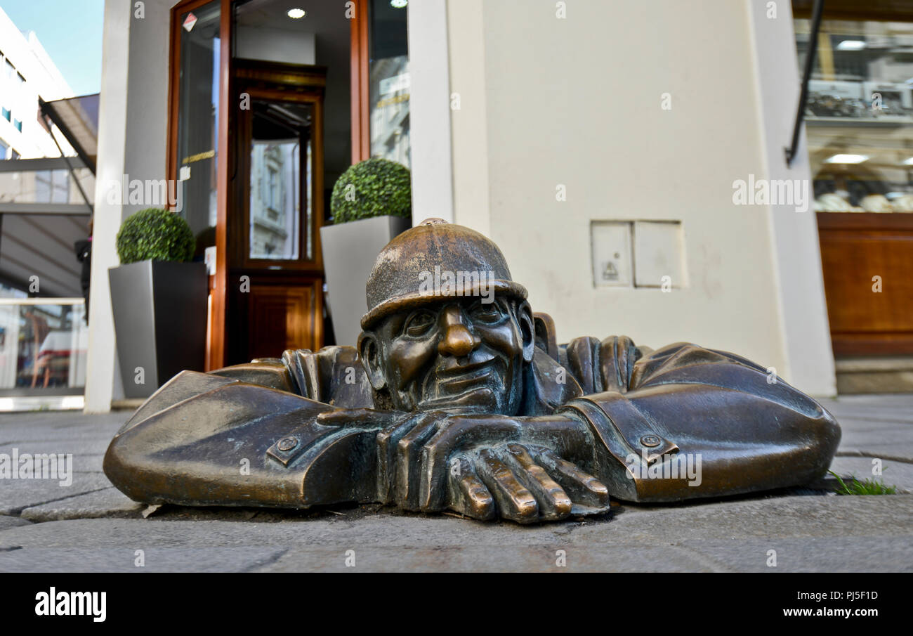 Mann bei der Arbeit (Cumil), Bratislava, Slowakei Stockfoto