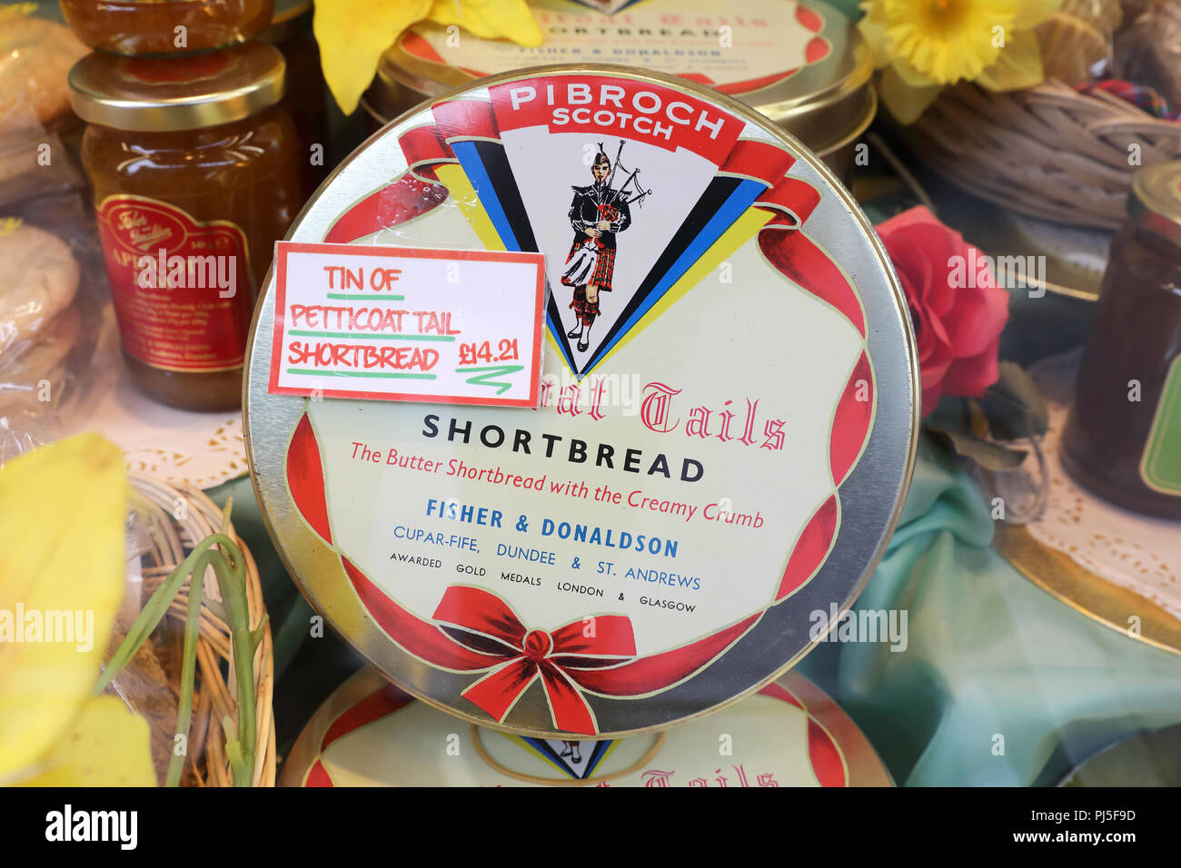 Traditionelle schottische Küche in das Fenster der Fisher und Donaldson Royal ernannt Bäckerei und Cafe auf der Whitehall Street, in Dundee, Großbritannien Stockfoto