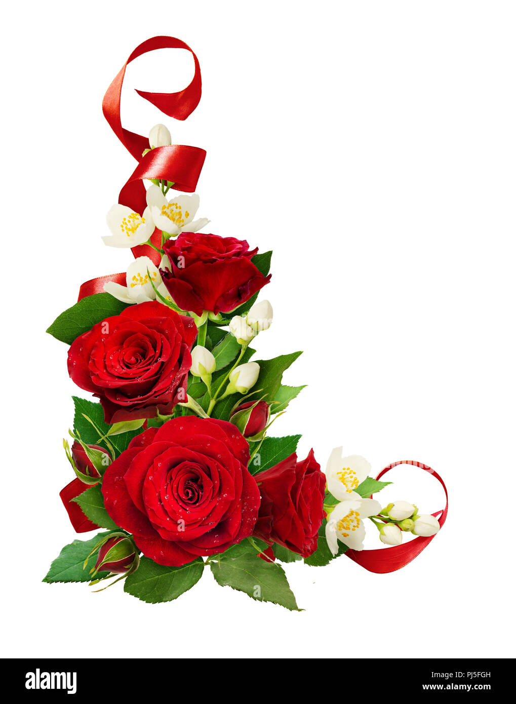Ecke Zusammensetzung mit roten Rosen und Jasmin Blüten mit Seidenband auf weißem Hintergrund. Flach. Ansicht von oben. Stockfoto