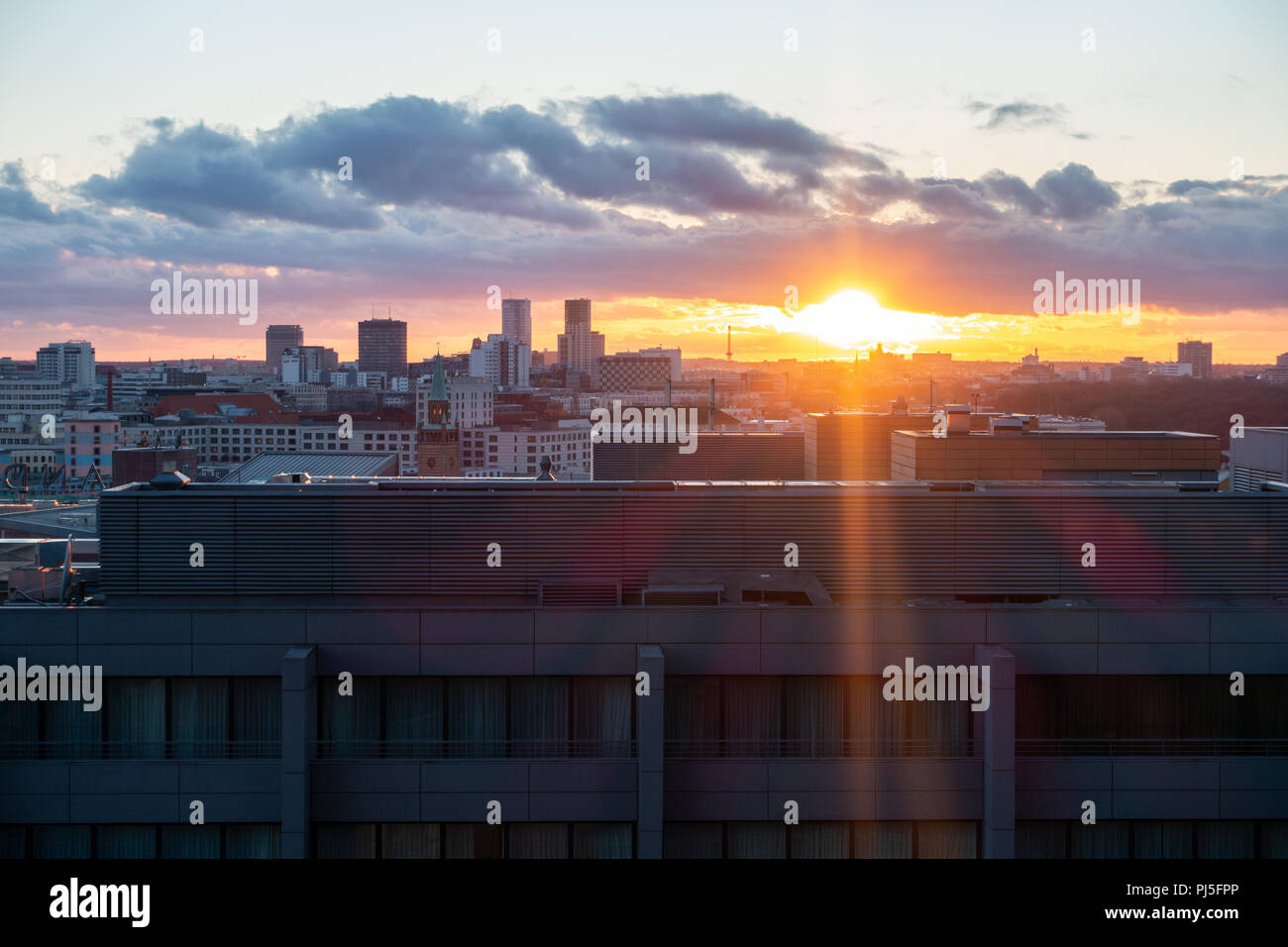Blick über den Potsdamer Platz in Berlin bei Sonnenuntergang. Stockfoto