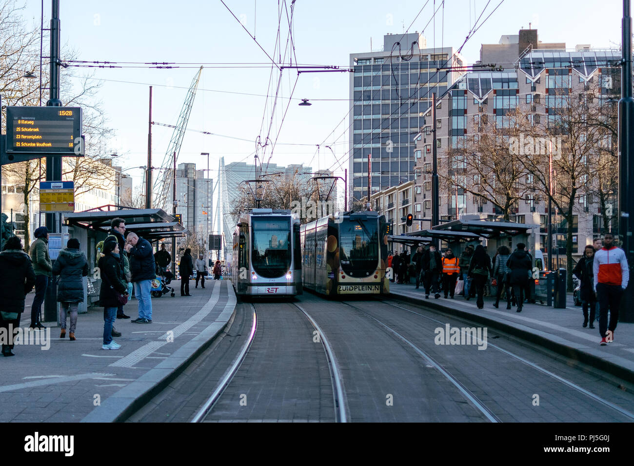 Pendeln in Rdam. Diese Aufnahme habe ich bei meinem täglichen Spaziergang im Stadtzentrum von Rotterdam, Beurs Tram Station. Rotterdam, Niederlande. Januar 2017 Stockfoto