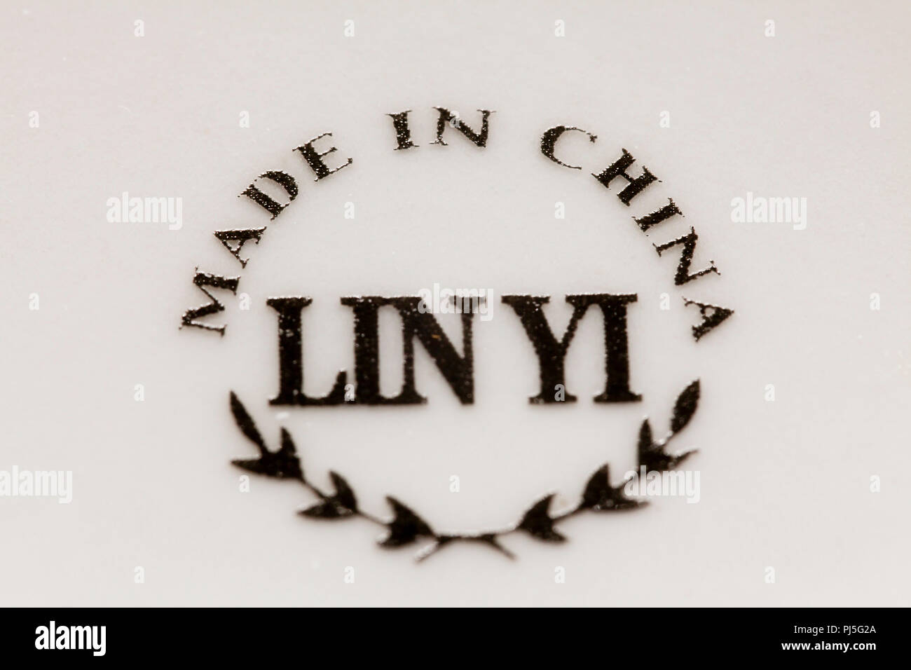 In China Label auf der Unterseite der Keramik Teller gemacht Stockfoto