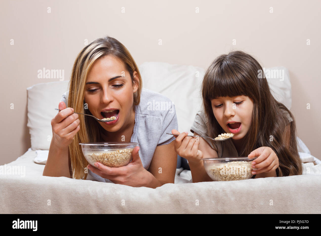Gesundes Frühstück im Bett für Mutter und Tochter Stockfoto
