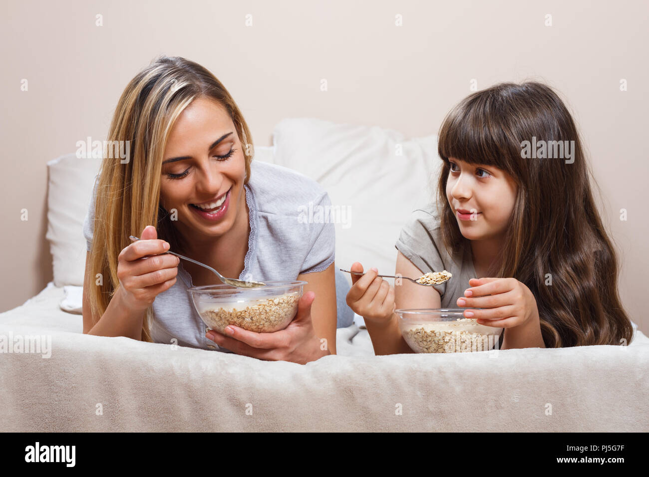 Gesundes Frühstück im Bett für Mutter und Tochter Stockfoto