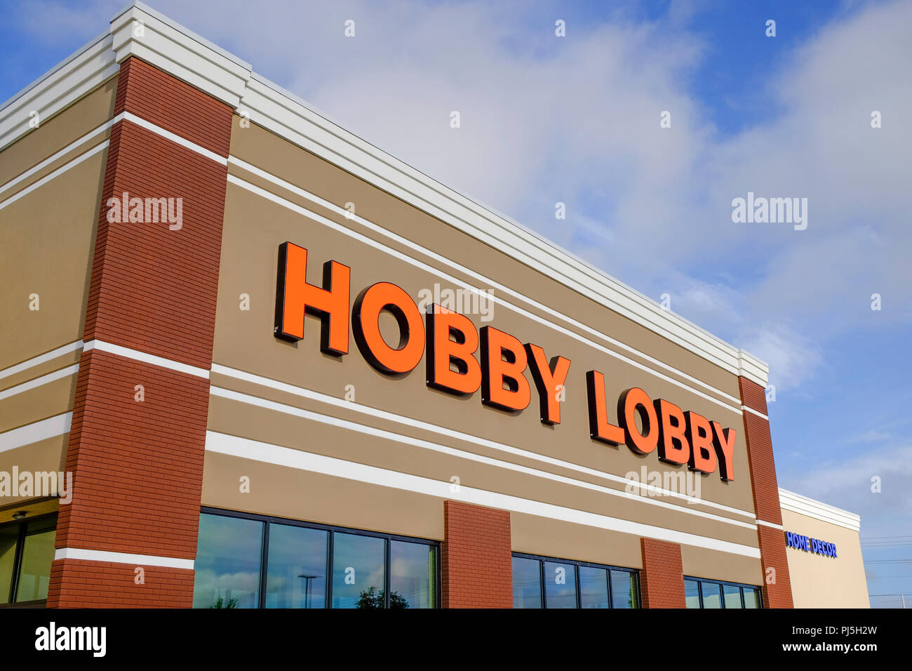 Hobby Lobby vorne außen Eingang der Kunst und Handwerk super Store oder Big Box Store zeigt das Logo in Montgomery, Alabama, USA. Stockfoto