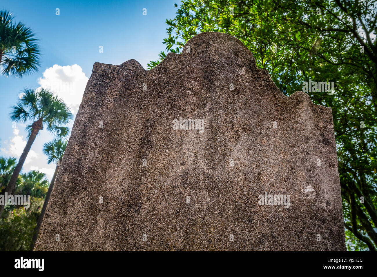 Ein Grab Grabstein mit der enscription erodiert aufgrund von Alterung und Verwitterung. Stockfoto