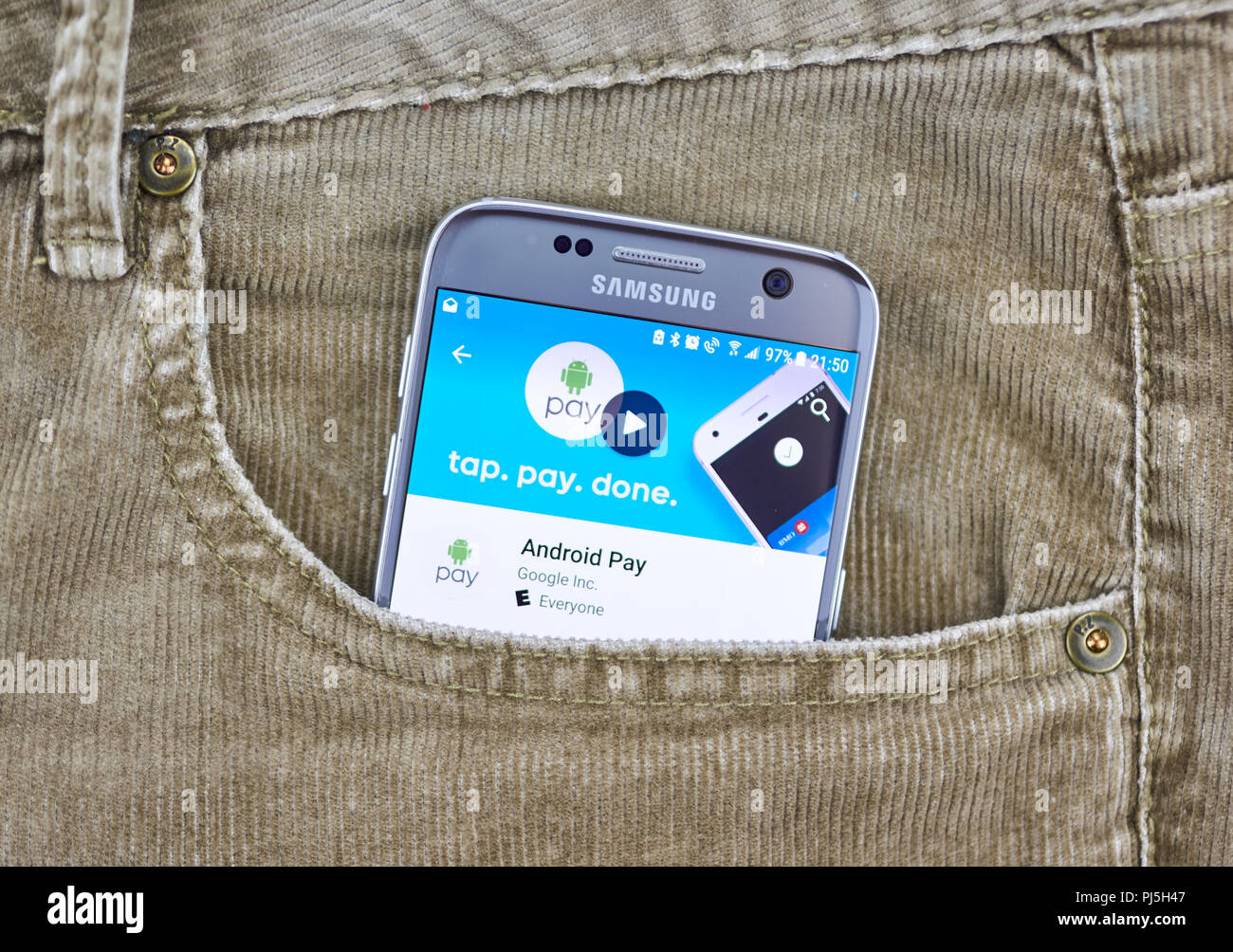 MONTREAL, KANADA - 10 AUGUST 2018: Android auf ein Handy Display in Jeans Tasche zahlen. Google Pay ist ein Digital Wallet Plattform und online payment Sy Stockfoto