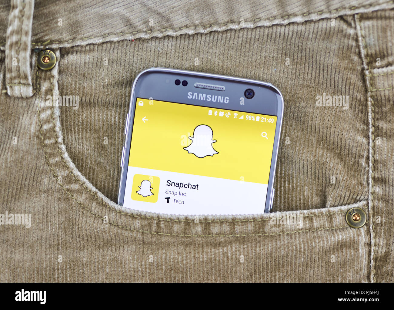 MONTREAL, KANADA - 10 AUGUST 2018: Snapchat app auf ein Handy Display in Jeans Tasche. Snapchat ist ein Multimedia Messaging App weltweit eingesetzt, erstellen Stockfoto